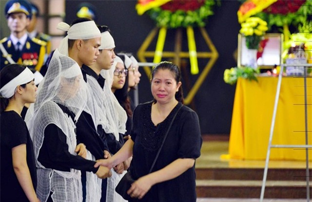 Khan tang nhuom trang nha tang le Bo Quoc phong hinh anh 7