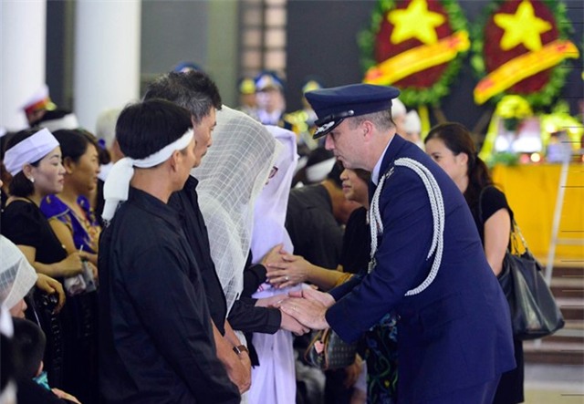 Khan tang nhuom trang nha tang le Bo Quoc phong hinh anh 8