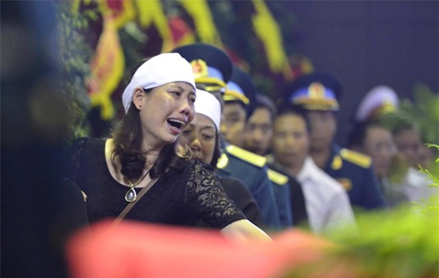 Khan tang nhuom trang nha tang le Bo Quoc phong hinh anh 9