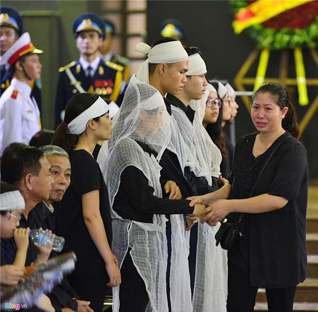 Khoanh khac lay dong long nguoi tai le tang 9 quan nhan hinh anh 11