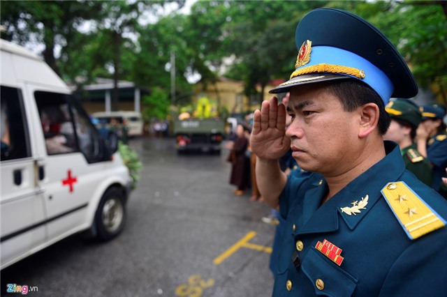 Khoanh khac lay dong long nguoi tai le tang 9 quan nhan hinh anh 16