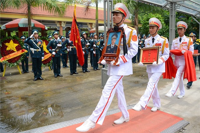 Khoanh khac lay dong long nguoi tai le tang 9 quan nhan hinh anh 17