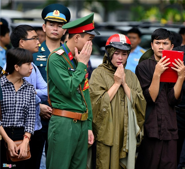 Khoanh khac lay dong long nguoi tai le tang 9 quan nhan hinh anh 3