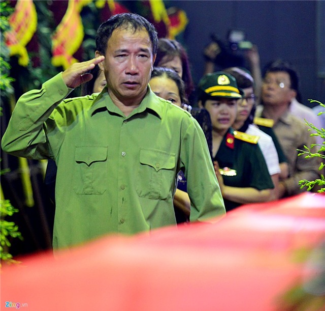 Khoanh khac lay dong long nguoi tai le tang 9 quan nhan hinh anh 9