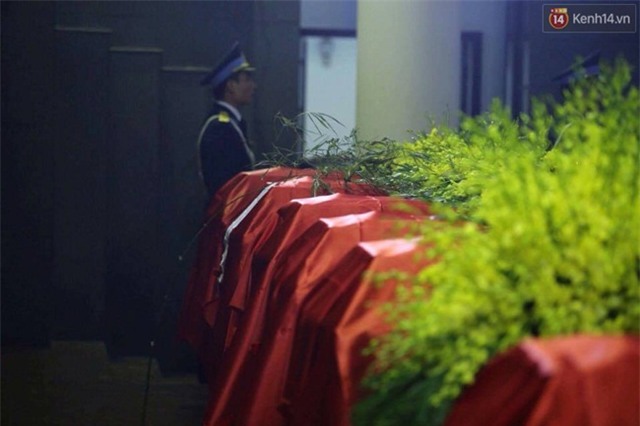 Chùm ảnh: Những khoảnh khắc rơi nước mắt trong lễ tang tiễn biệt các chiến sĩ Casa-212 - Ảnh 1.