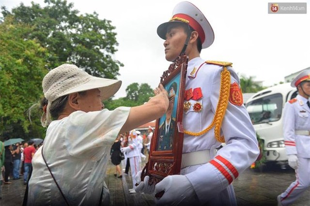 Chùm ảnh: Những khoảnh khắc rơi nước mắt trong lễ tang tiễn biệt các chiến sĩ Casa-212 - Ảnh 10.