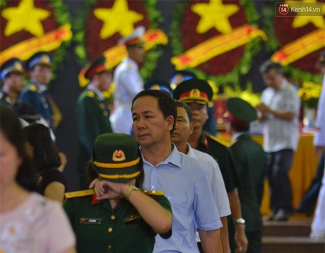 Chùm ảnh: Những khoảnh khắc rơi nước mắt trong lễ tang tiễn biệt các chiến sĩ Casa-212 - Ảnh 4.