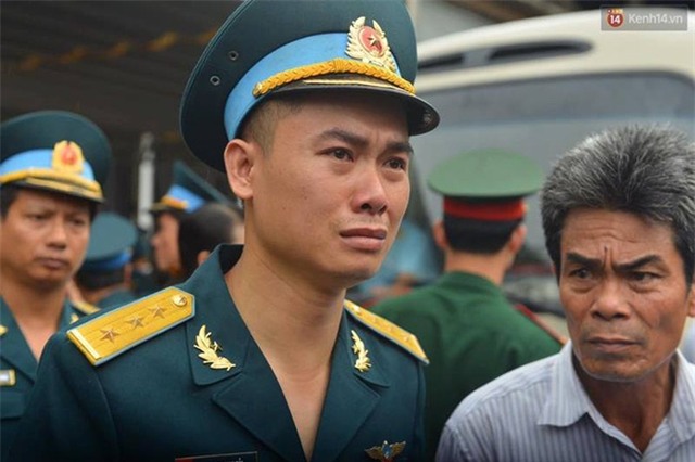 Chùm ảnh: Những khoảnh khắc rơi nước mắt trong lễ tang tiễn biệt các chiến sĩ Casa-212 - Ảnh 6.