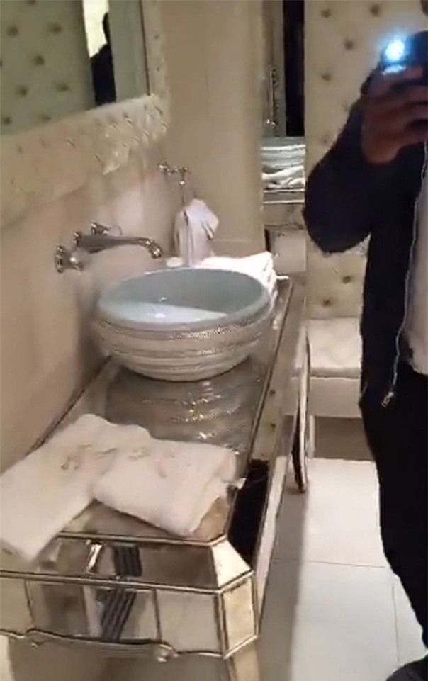 Khoe bồn rửa mặt nạm pha lê, sao tuyển Anh hứng cơn mưa gạch đá - Ảnh 3.