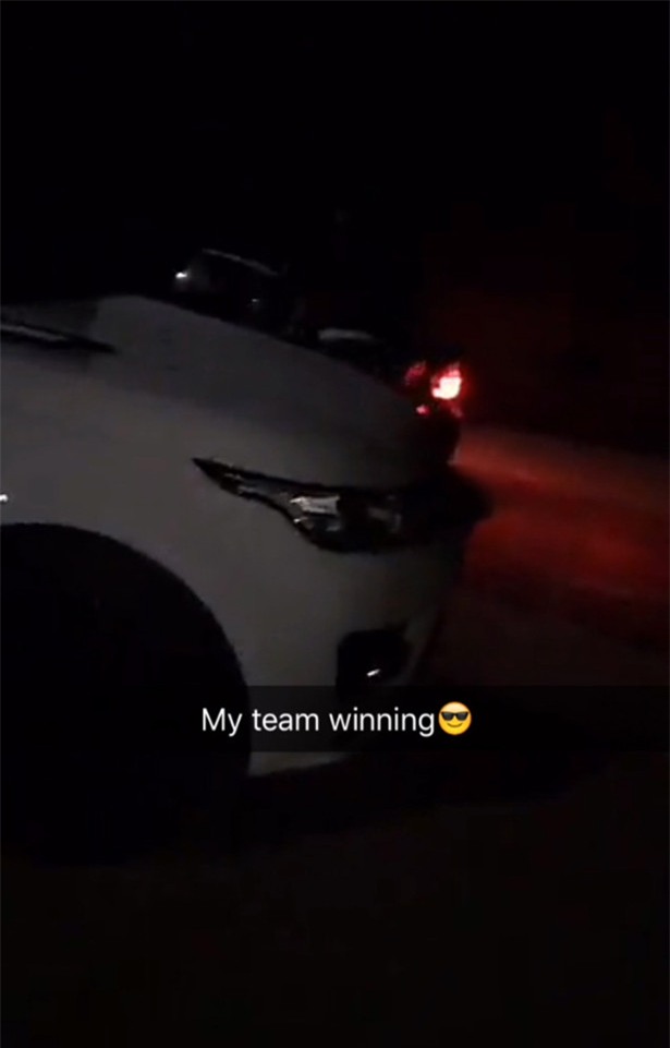 Khoe bồn rửa mặt nạm pha lê, sao tuyển Anh hứng cơn mưa gạch đá - Ảnh 4.