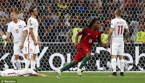 Ronaldo sút penalty thành công, BĐN thắng hú vía Ba Lan - Ảnh 2.