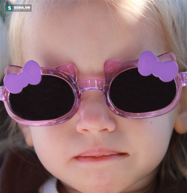 Trẻ bị cận thị, hỏng mắt vì sở thích sành điệu của cha mẹ - Ảnh 1.