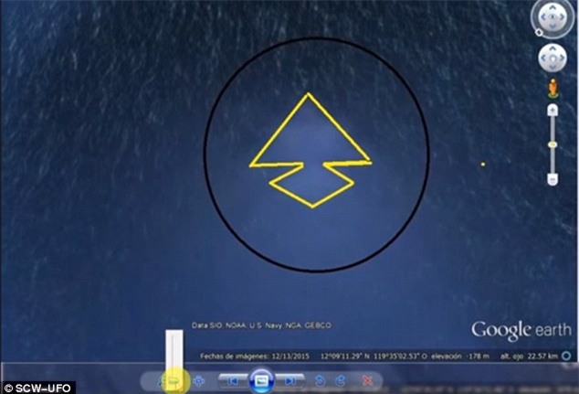 Google Earth phát hiện kim tự tháp khổng lồ dưới đáy biển - Ảnh 1.