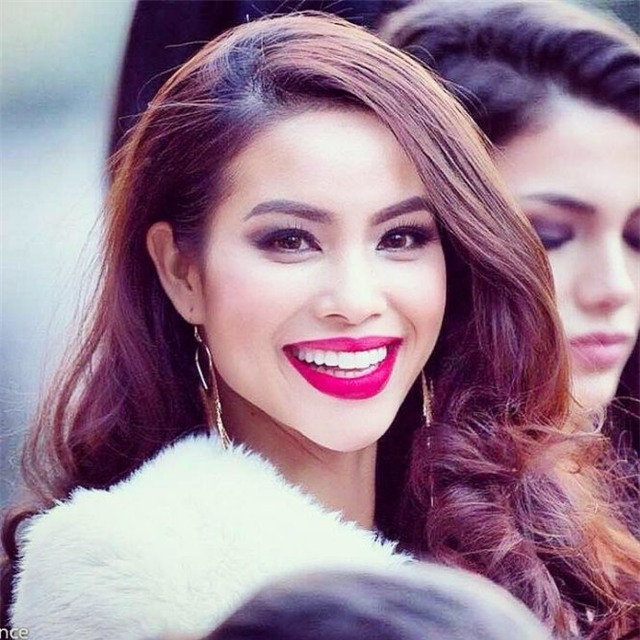 Dàn xì ta, hot girl Việt mê tít trao lưu mày cong, môi dày