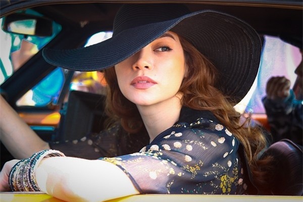 Dàn xì ta, hot girl Việt mê tít trao lưu mày cong, môi dày