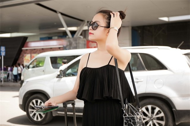 Hoang Thuy Linh dien ao hai day ra san bay hinh anh 5