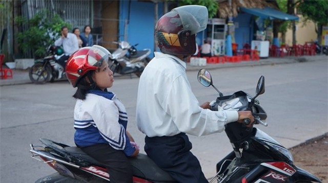 Hai cap sinh doi thi cung phong hinh anh 19