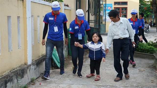 Hai cap sinh doi thi cung phong hinh anh 20