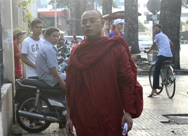 Hai cap sinh doi thi cung phong hinh anh 3