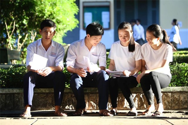 Hai cap sinh doi thi cung phong hinh anh 4