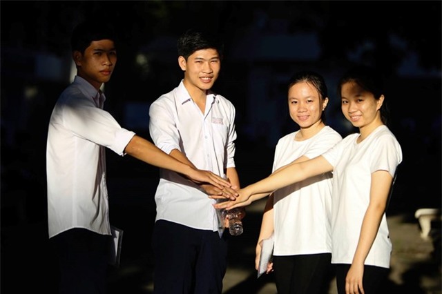 Hai cap sinh doi thi cung phong hinh anh 5