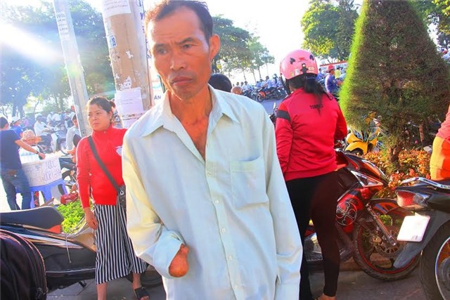 cha cut tay vuot gan 20 km… dua con trai di thi - 1