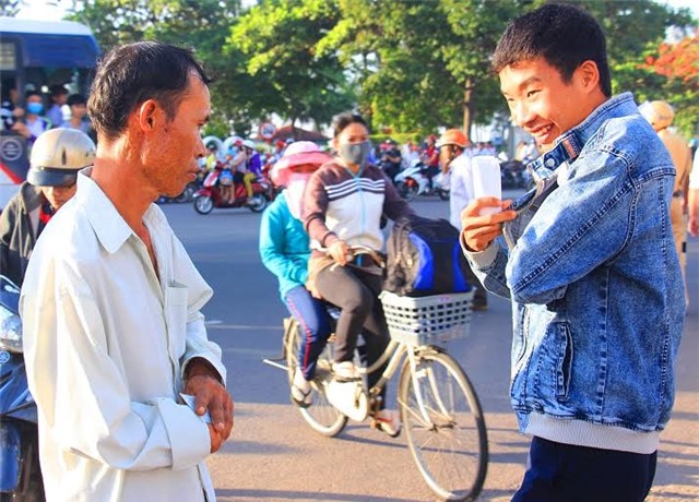 cha cut tay vuot gan 20 km… dua con trai di thi - 2