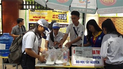 Sau 2/3 thoi gian thi mon Toan, mot so thi sinh ra ve hinh anh 1