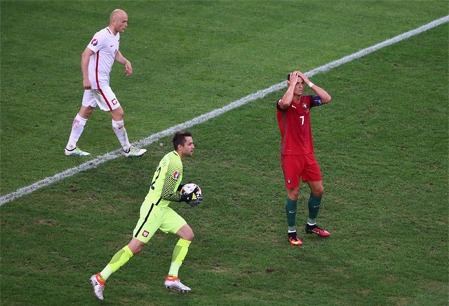 Ronaldo nổi cáu vì không được hưởng phạt đền - Ảnh 2.