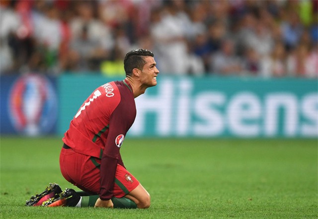 Ronaldo nổi cáu vì không được hưởng phạt đền - Ảnh 3.