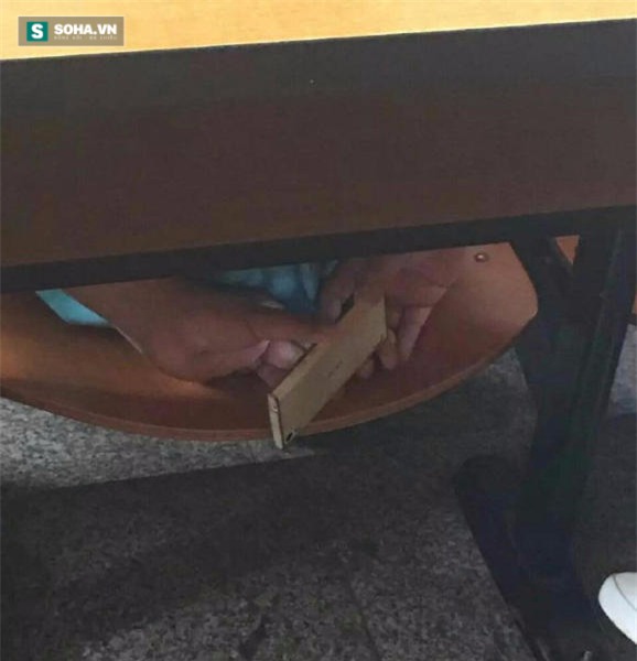 Nam sinh biến thái chụp lén nữ sinh mặc váy ngắn - Ảnh 1.