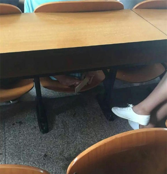 Nam sinh biến thái chụp lén nữ sinh mặc váy ngắn - Ảnh 2.