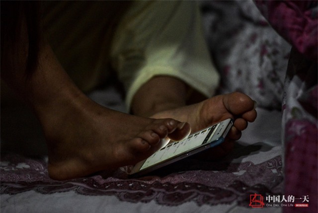 Bức ảnh người mẹ không tay vẫn oằn mình cho con bú lay động hàng triệu trái tim - Ảnh 11.