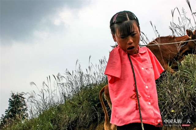 Bức ảnh người mẹ không tay vẫn oằn mình cho con bú lay động hàng triệu trái tim - Ảnh 7.