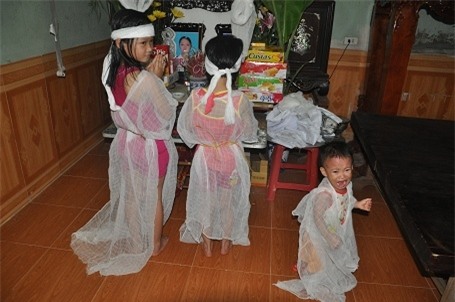 Để lại 3 đứa con thơ nheo nhóc, chưa biết gì.