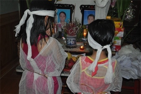 Thương bọn trẻ còn quá nhỏ dại.