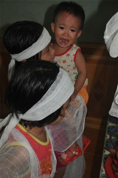 Bé út khóc thét vì đòi mẹ về cho bú ti.