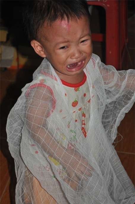 Mới 15 tháng tuổi em chưa hiểu gì về sự mất mát này.