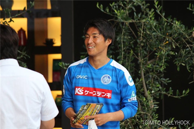 Công Phượng đi phát tờ rơi tại Nhật Bản - Ảnh 1.