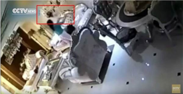 'rung minh' nhung kieu am tham hai con chu nha cua nguoi giup viec - 4