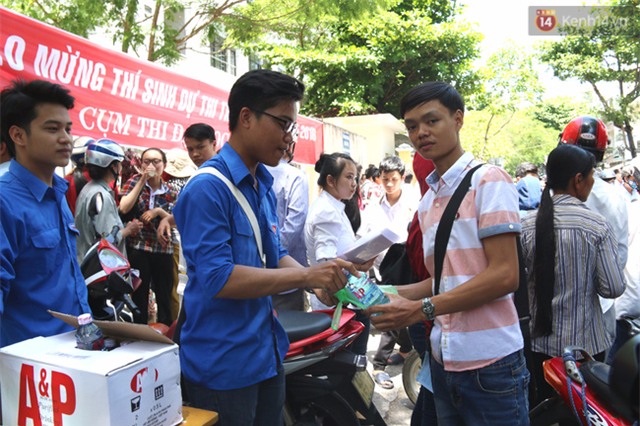 Thí sinh và phụ huynh được ăn cơm, nghỉ trưa miễn phí tại phòng máy lạnh ở Đà Nẵng - Ảnh 3.