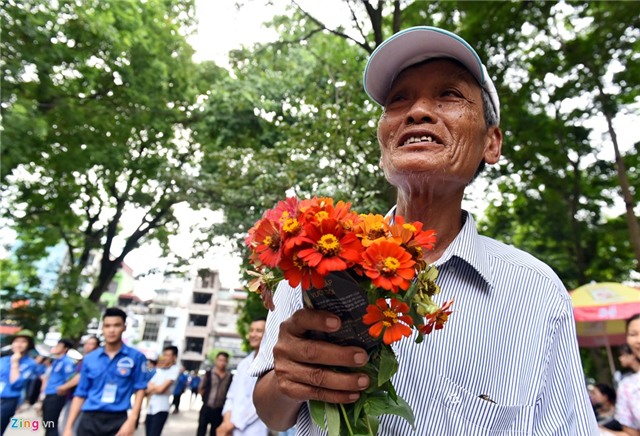 Ong cu tang hoa chau gai xon xao cong truong dai hoc hinh anh 1