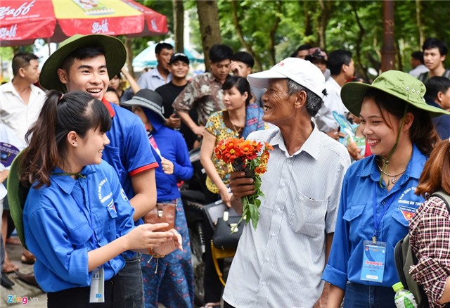 Ong cu tang hoa chau gai xon xao cong truong dai hoc hinh anh 3