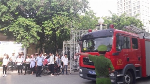 ĐH Sư phạm Hà Nội cháy lớn, thí sinh thi THPT 2016 chạy toán loạn - Ảnh 6