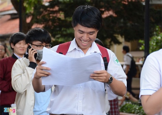 Thi sinh dung dien thoai goi ra ngoai hoi bai hinh anh 1