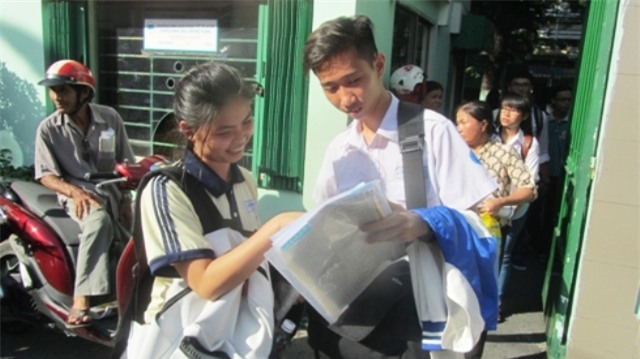 Nhiều thí sinh đi thi mà không có bố mẹ kèm cặp, đón đưa