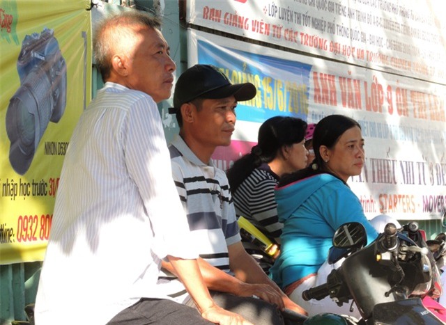 Cha mẹ đội nắng, hứng mưa đưa con đi thi đối với nhiều con trẻ là áp lực khủng khiếp