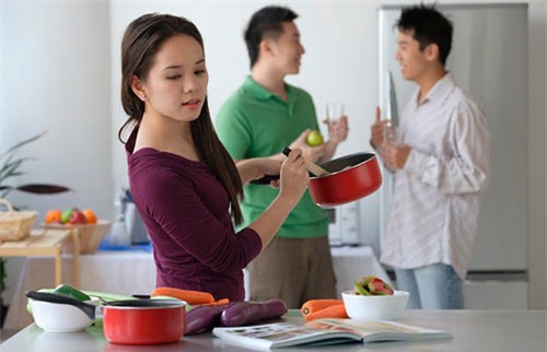 dan ba dung nghe chong ninh ma o nha cham con, xin tien chong - 1