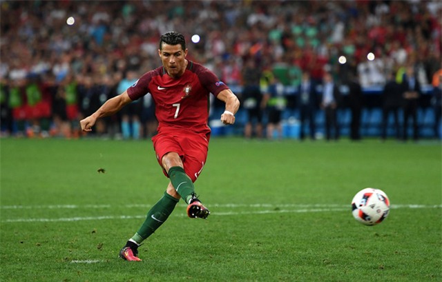 Ronaldo là siêu sao, Ronaldo có quyền vỗ ngực - Ảnh 2.