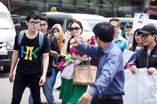 em gai ty phu cua cam ly ve nuoc bang chuyen co rieng - 5